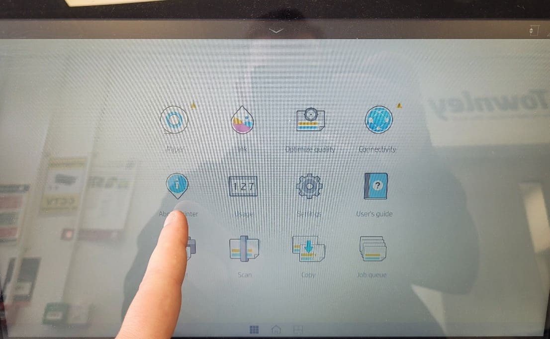 HP T1600 touchscreen showing swipe direction to main menu